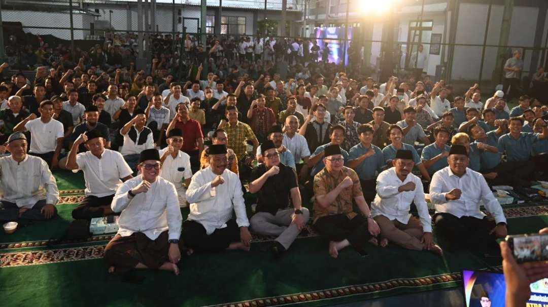 Pj Gubernur Jatim, Adhy Karyono (tiga dari kiri) saat buka bersama atlet Jatim di Gedung KONI Jatim, Surabaya, Jumat 29 Maret 2024. (Foto: Fariz Yarbo/Ngopibareng.id)