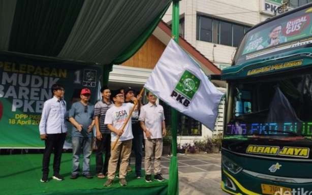 Ketua Umum PKB Muhaimin Iskandar memberangkan peserta mudik bareng PKB tahun 2023 ( foto: arsip PKB)