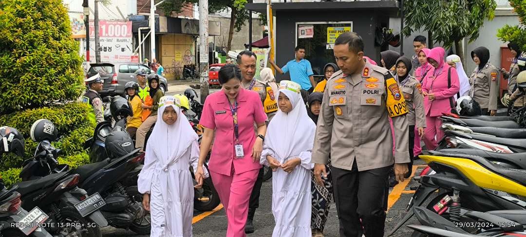 Bahagiakan anak yatim, Polres Kediri Kota dan Polisi Baik ajak berbelanja kebutuhan Lebaran. (Foto: Fendi Lesmana/Ngopibareng.id)