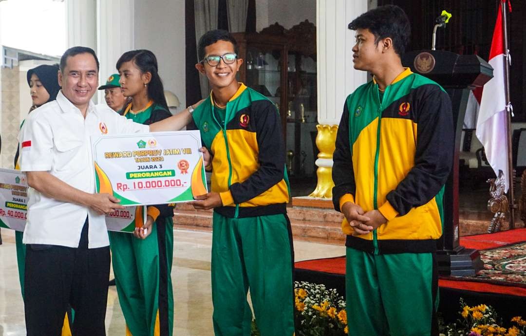 Ketua KONI Sidoarjo saat serahkan bonus atlet (foto :Aini/Ngopibareng.id)