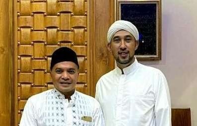 KH Nasrulloh Affandi, Pengasuh Pesantren Putri Balekambang Balekambang, Gemiring Lor,  Nalumsari, Jepara, bersama Habib Zainal Abidin Assegaf. (Foto:dok/ngopibareng.id)