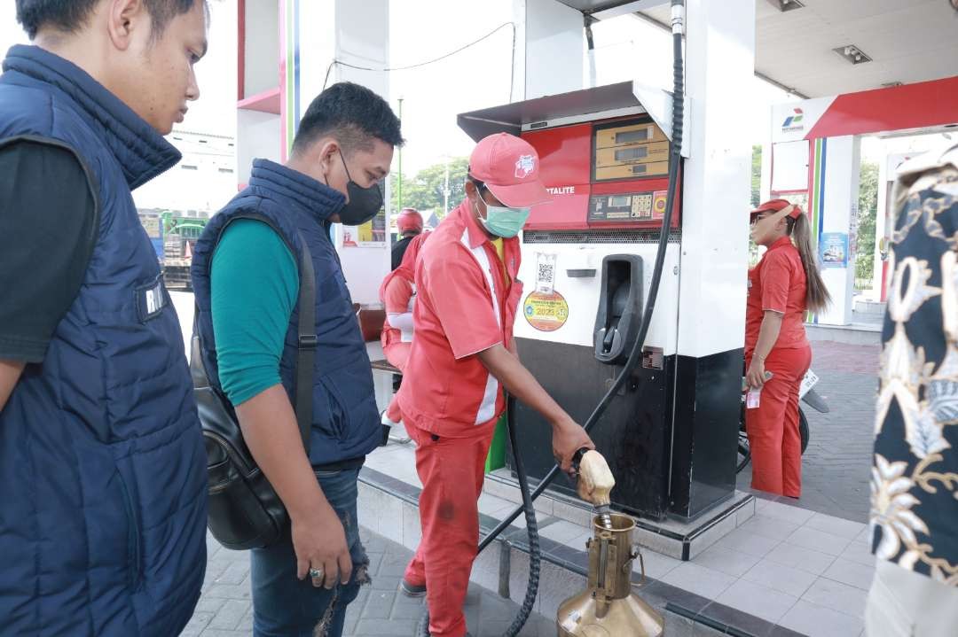 0perasi gabungan Unit Tindak Pidana Tertentu Satuan Reserse Kriminal ( Unit Tipidter Sat Reskrim) bersama Disperindag di SPBU wilayan kota Lamongan. (Foto: Istimewa)