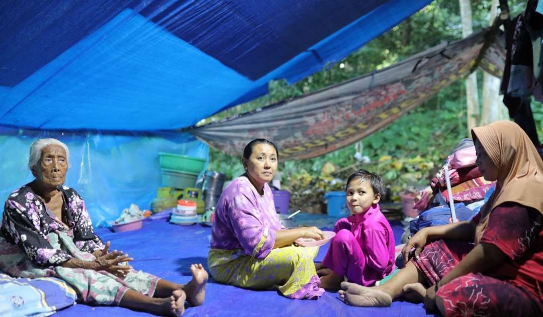 Pengungsi Bawean, di dua lokasi pengungsian: Dusun Dedawang, Desa Jati Dawang, Kecamatan Tambak dan Dusun Rabe, Desa Lebak, Kecamatan Sangkapura. (Foto:gusdurian for ngopibareng.id)