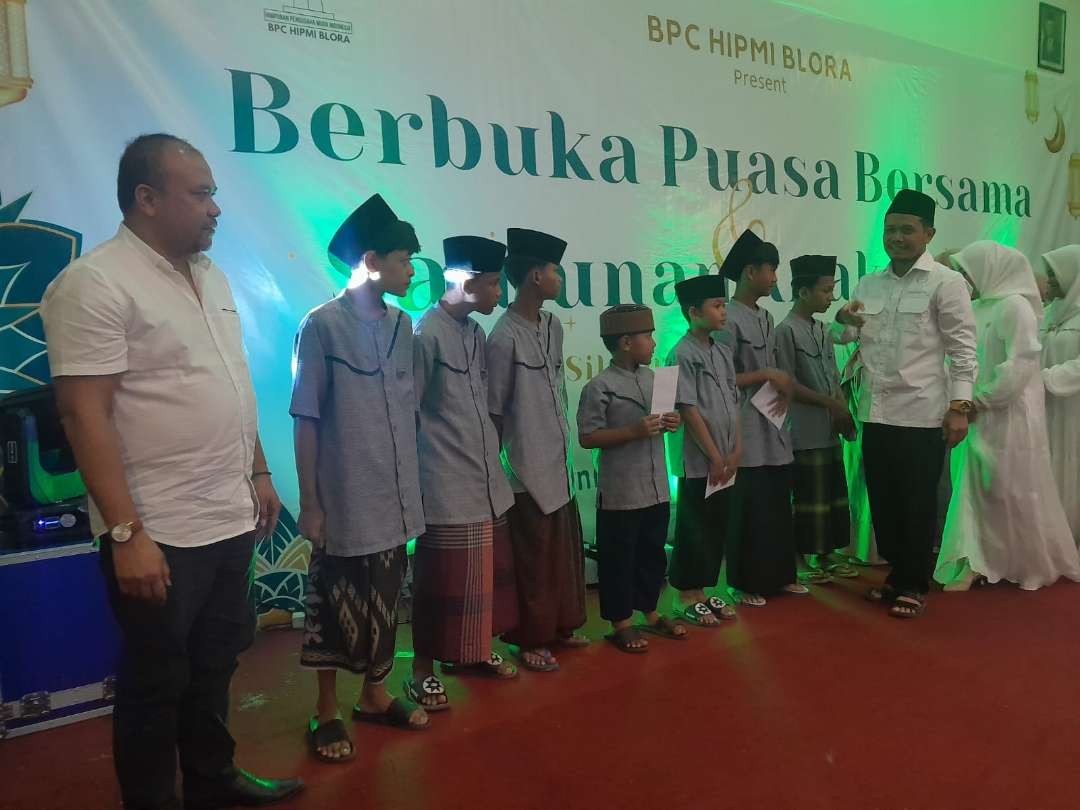 HIPMI Blora berbagi kebahagiaan bersama anak yatim di bulan Ramadan. (Foto: Ahmad Sampurno/ Ngopibareng.id)