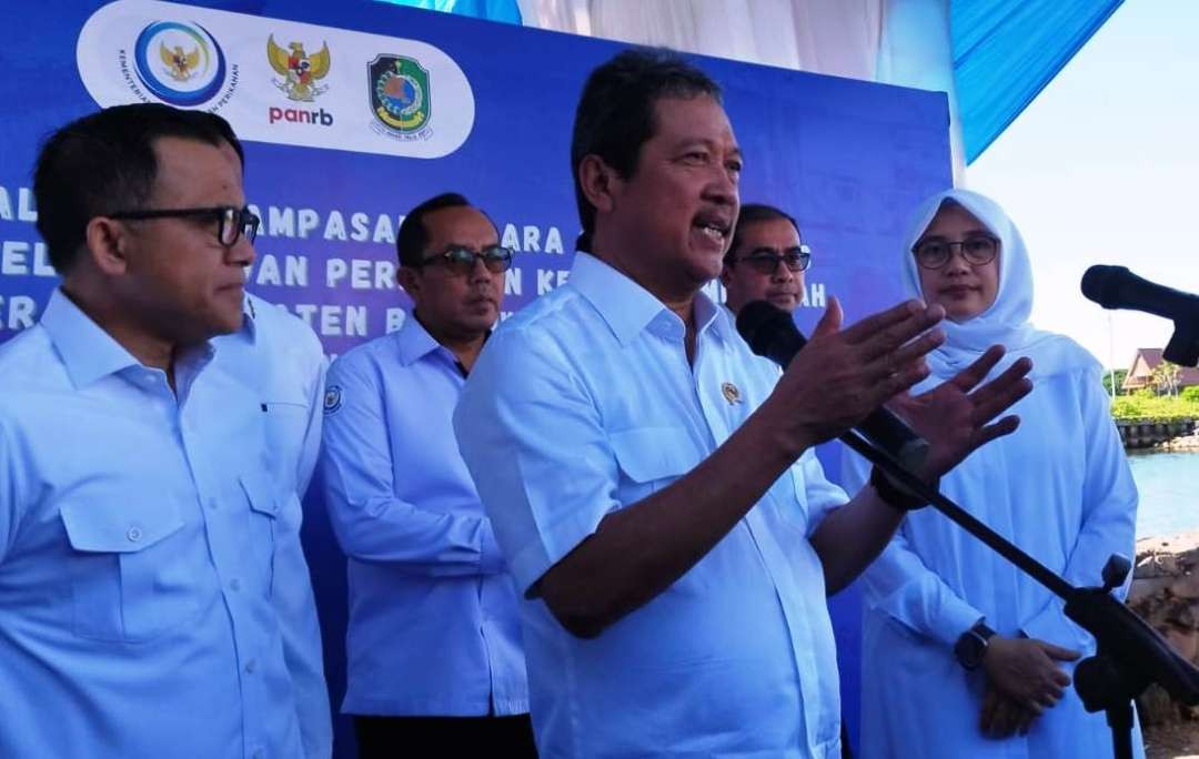 Menteri KKP Sakti Wahyu Trenggono memberikan keterangan pers di Pantai Ancol Kelurahan Lateng, Banyuwangi (foto: Muh Hujaini/Ngopibareng.id)