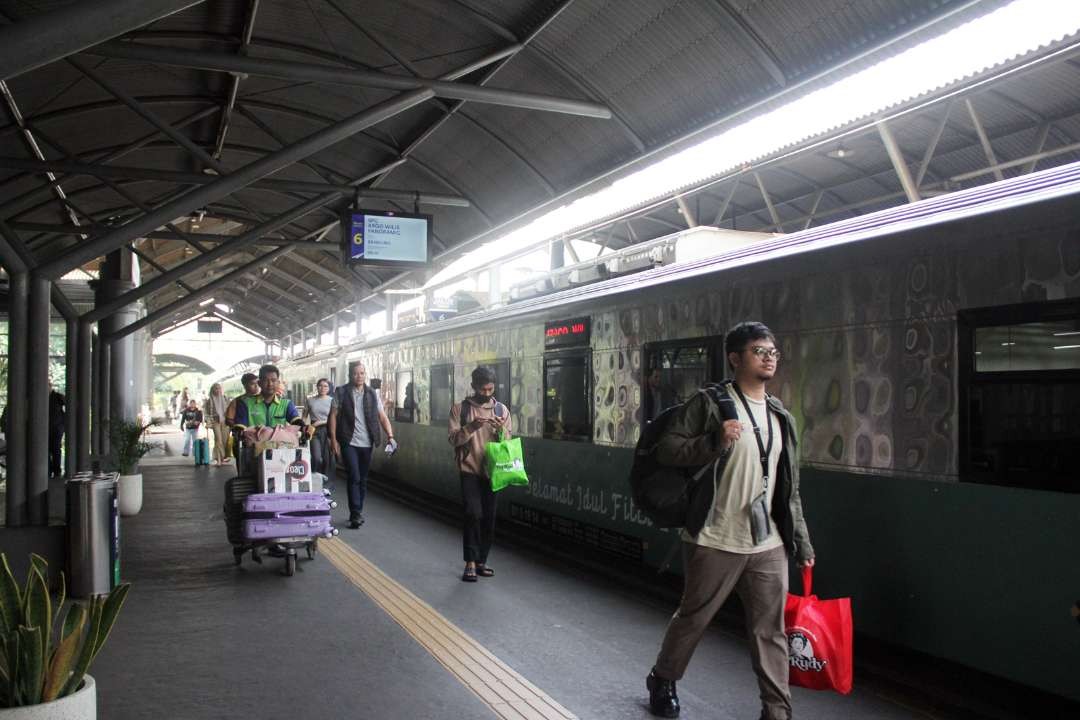 Suasana keberangkatan kereta api di Stasiun Surabaya Gubeng. (Foto: Humas KAI Daop 8 Surabaya)