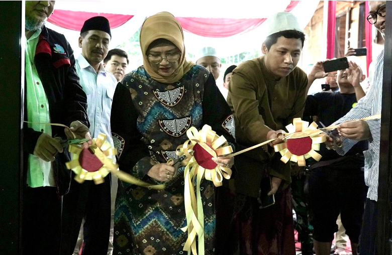 Pj. Bupati Lumajang, Indah Wahyuni (Yuyun) meresmikan Gedung Sekolah Menengah Kejuruan (SMK) 2 Walisongo di Dusun Ngampo, Desa Pasrujambe, Kecamatan Pasrujambe, pada Jumat  29 Maret 2024. (Foto: Pemkab Lumajang)