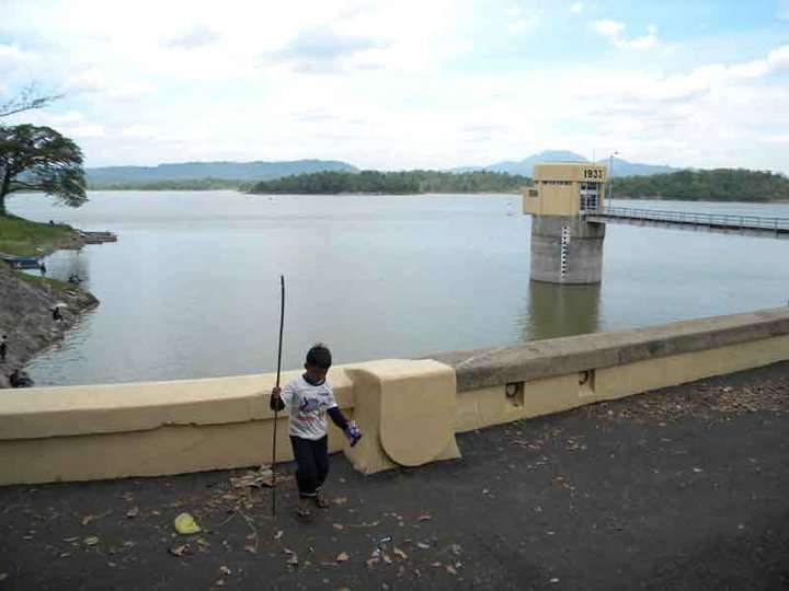 Waduk Pacal, Desa Kedungsumber, Kecamatan Temayang, Bojonegoro, yang merupakan waduk hibah Ratu Wilhelmina, pada zaman Kolonial Belanda tahun 1993 silam. (Foto: Sujatmiko/ngopibareng.id)