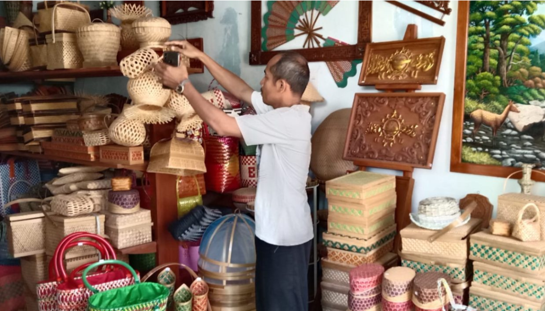 Sentra kerajinan anyaman bambu milik warga Kelurahan Tertek, Kecamatan Tulungagung, Kabupaten Tulungagung, kecipratan berkah Ramadan. (foto: Kelurahan Tertek)