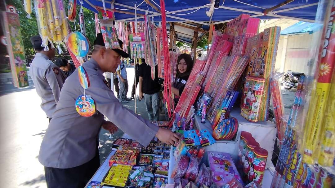 Polisi mengecek lapak salah satu pedagang kembang api di di sekitar pasar Banyuwangi, Jawa Timur. (Foto: Muh Hujaini/Ngopibareng.id)