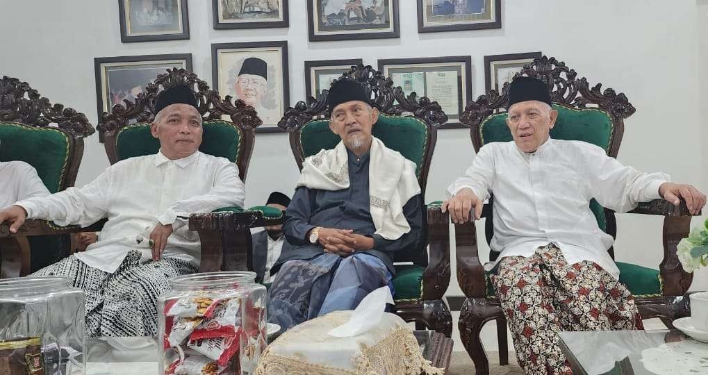 Para ulama Pessntren: KH Abdulloh Kafabih Maurus Aly (PP Lirboyo Kediri) diapit Kiai Tebuireng KH Abdul Hakim Mahfudz dan KH Fahmi Amrulloh Hadzik.