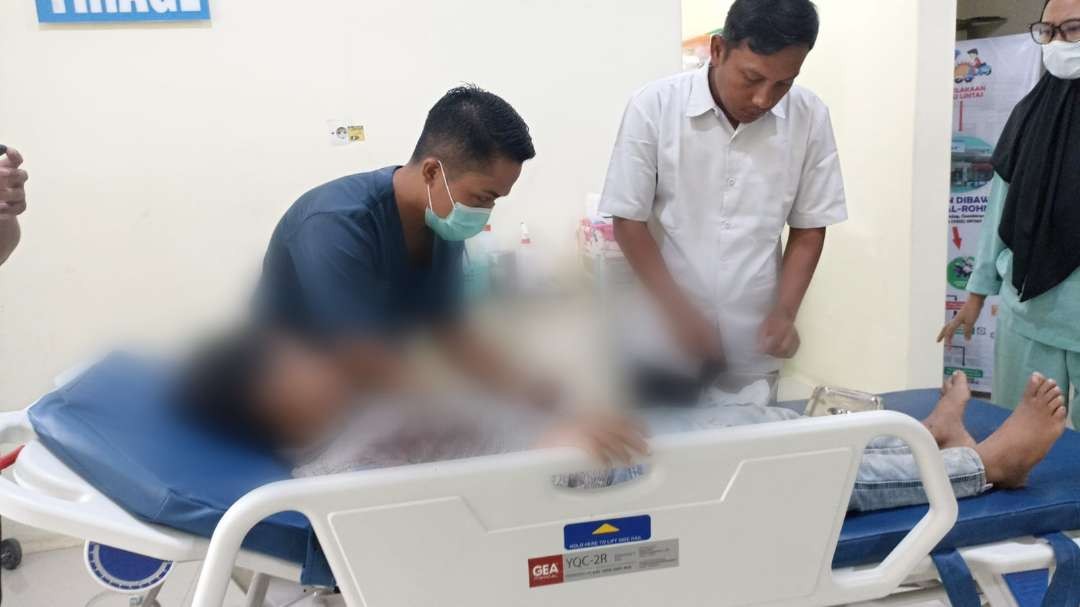 Korban sedang mendapatkan pertolongan pada luka di tangannya (foto: istimewa)