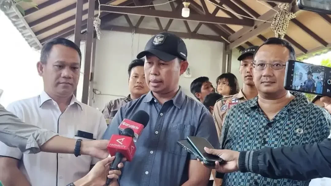 Penjabat (Pj) Bupati Bogor Asmawa Tosepu melakukan asesmen langsung ke lokasi terdampak kebakaran gudang amunisi di Gunung Putri. (Foto: Ant)