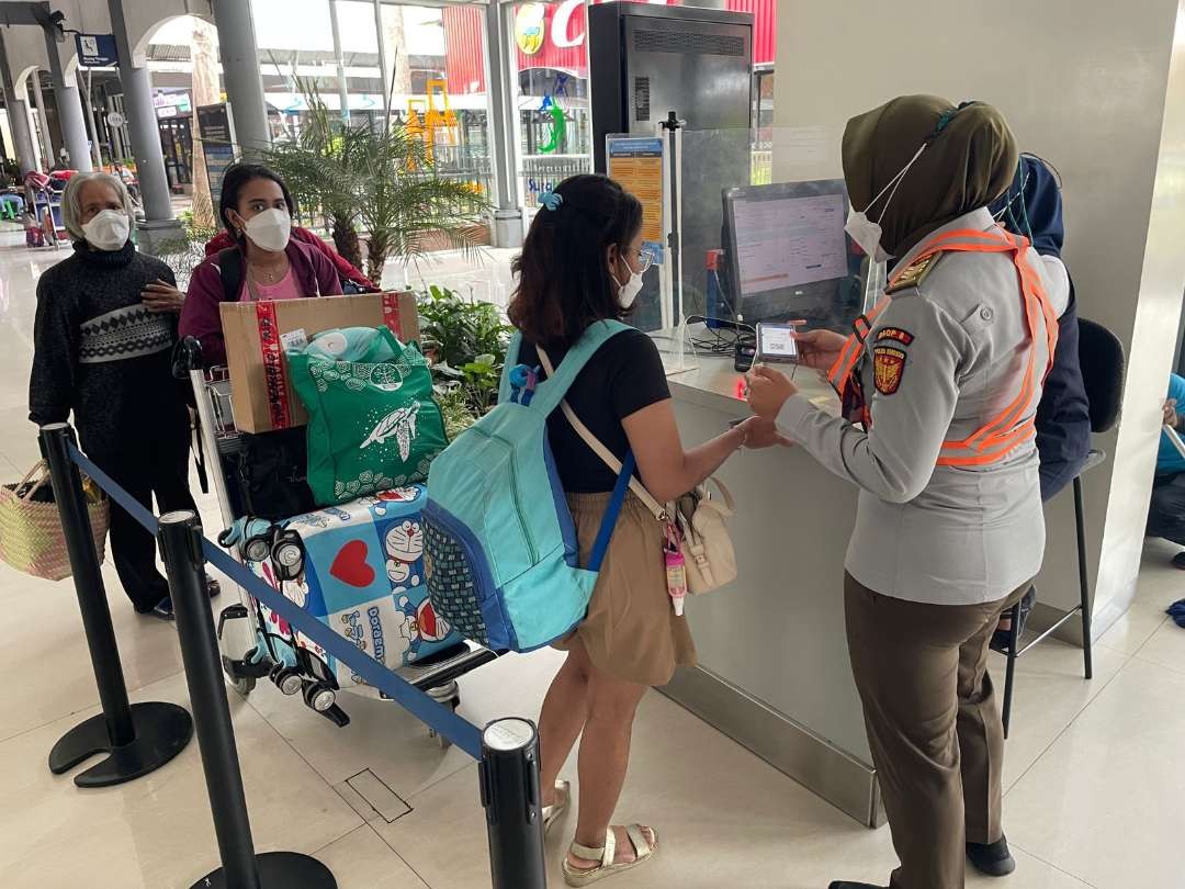 Suasana penumpang yang akan berangkat dari Stasiun Surabaya Gubeng, pada hari awal masa Angkutan Lebaran 2024. (Foto: Humas KAI Daop 8)