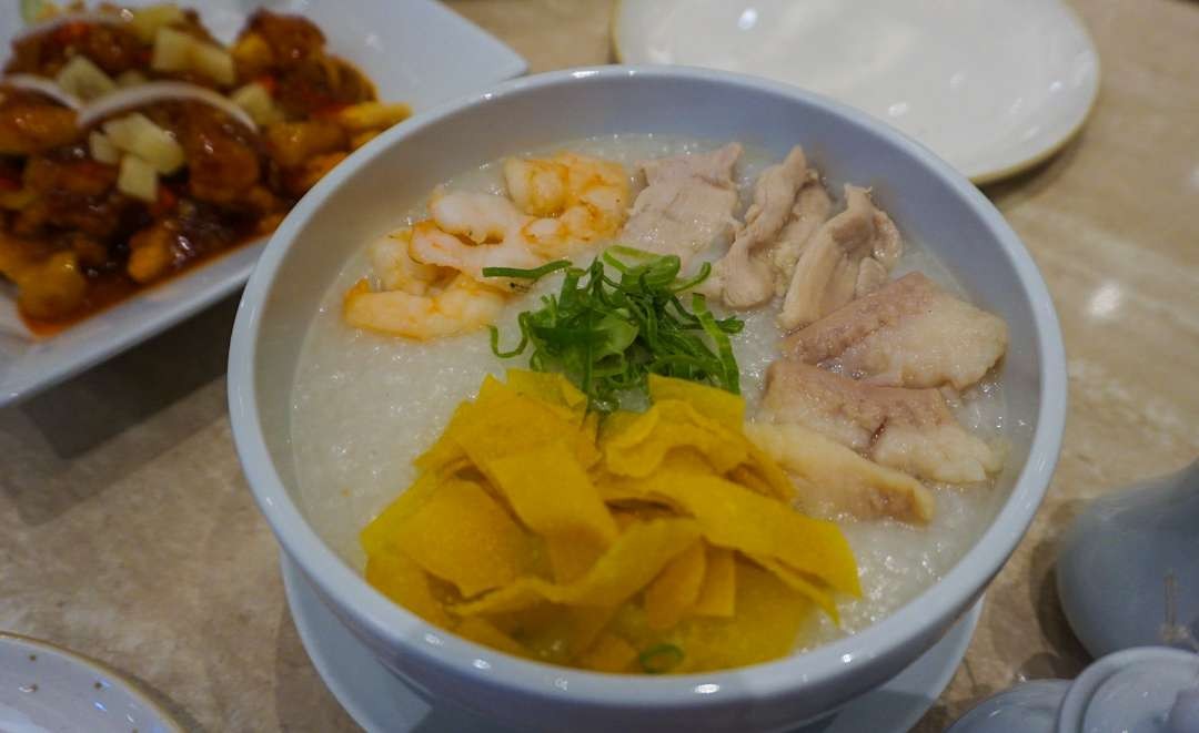 Bubur toping seafood khas Ta Wan. (Foto: Aini Arifin/Ngopibareng.id)