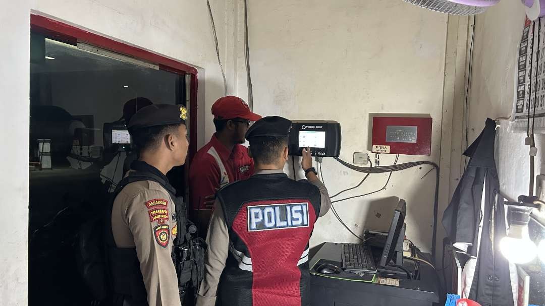 Polres Probolinggo Kota mengecek bahan bakar minyak (BBM) di sejumlah SPBU. (Foto: Humas Polres)