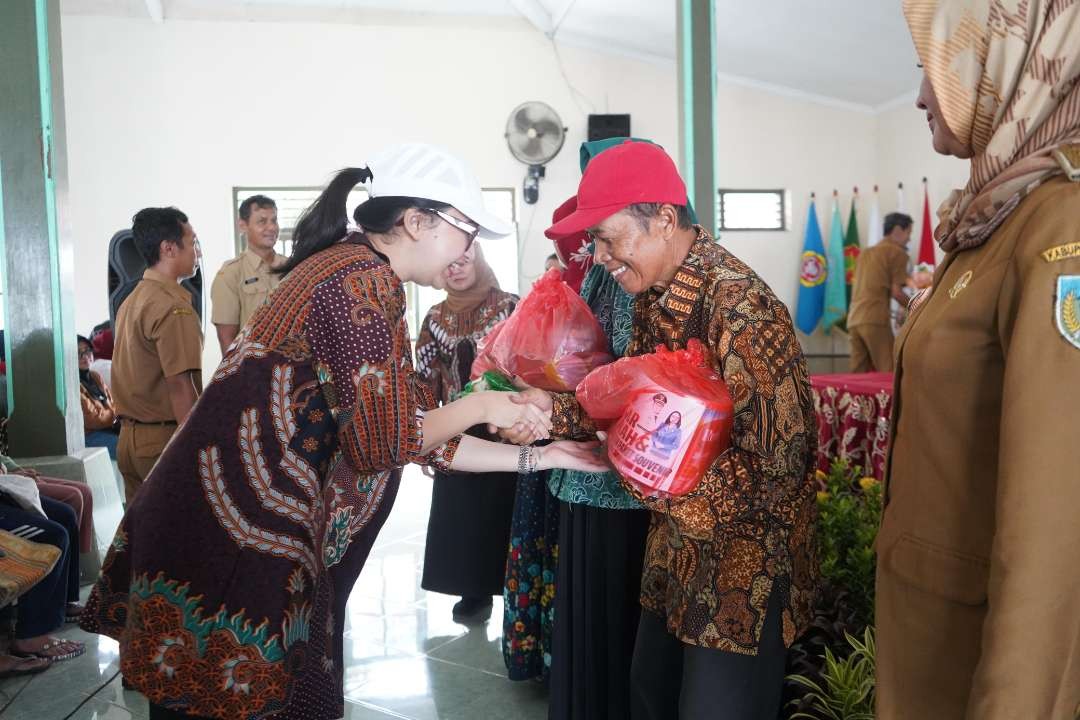 Jelang Lebaran, Mbak Cicha pimpin kegiatan pasar murah dan pembagian suvenir. (Foto: Istimewa)