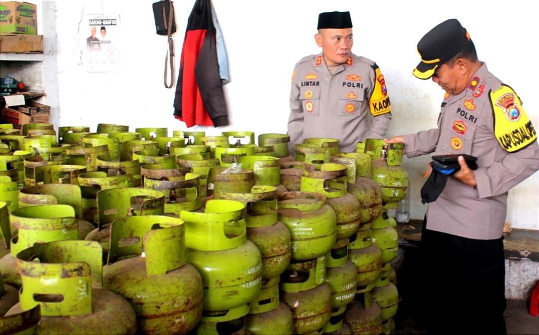 Kapolres Bondowoso AKBP Lintar Mahardhono sidak stok gas LPG 3 kg di salah satu agen di Bondowoso. (Foto: Guido Saphan/Ngopibarengid)