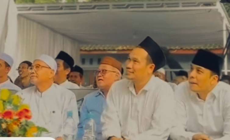 KH Ahmad Bahauddin Nursalim (Gus Baha) bersama Gus Kautsar di Pesantren Al-Falah Ploso Kediri. (Foto:dok/ngopibareng.id)