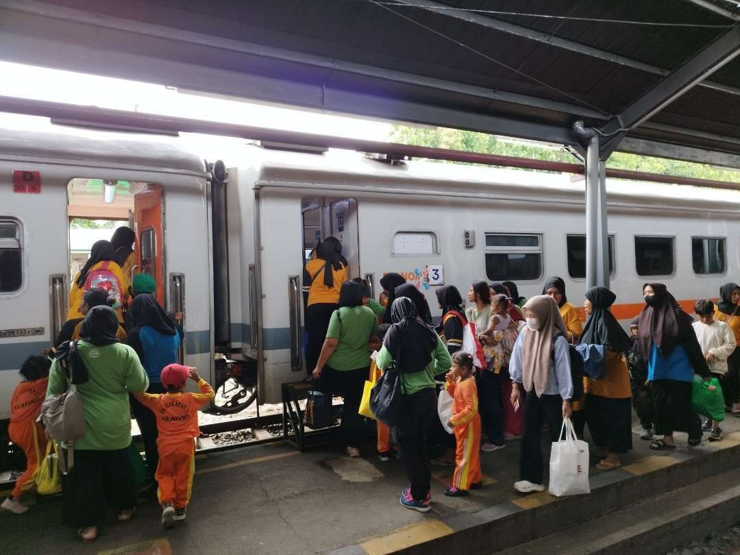 Arus mudik lebaran mulai terlihat di Stasiun Probolinggo, Minggu, 31 Maret 2024. (Foto: Daop 9 Jember)