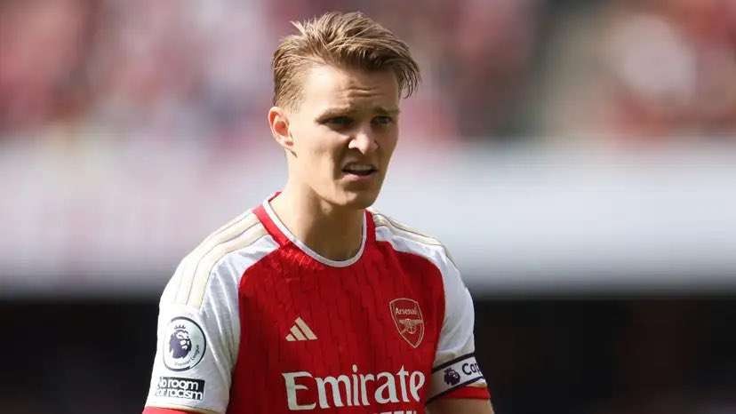 Martin Odegaard merasa seharusnya Arsenal bisa menang. (Foto: X/@AmbikizM)