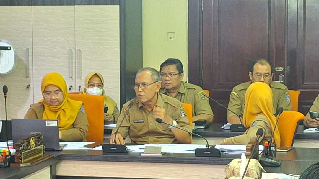 Kepala Dinas Pendidikan Kota Surabaya, Yusuf Masruh, saat berbicara di ruang kerja Komisi A DPRD Kota Surabaya. (Foto: Julianus Palermo/Ngopibareng.id)