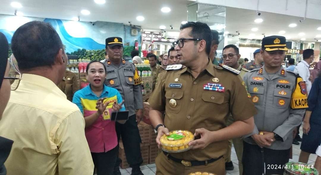 Pj Wali Kota Mojokerto pimpin sidak di toko modern dan pasar tradisional.(Foto: Deni Lukmantara/Ngopibareng.id)