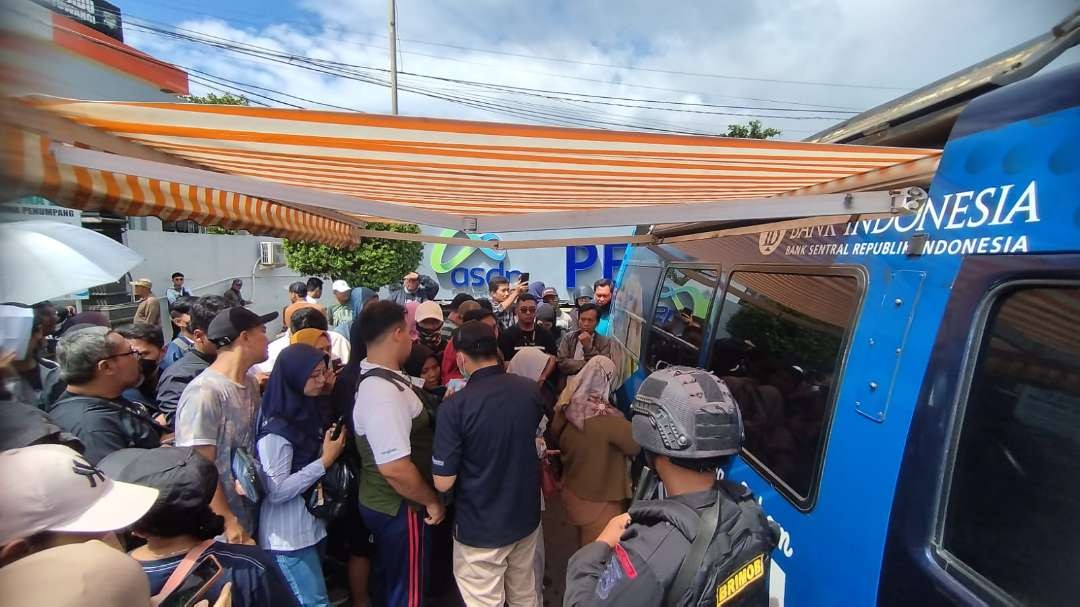 Warga antre penukaran uang di depan Pelabuhan Ketapang, Banyuwangi (foto: Muh Hujaini/ngopibareng.id)