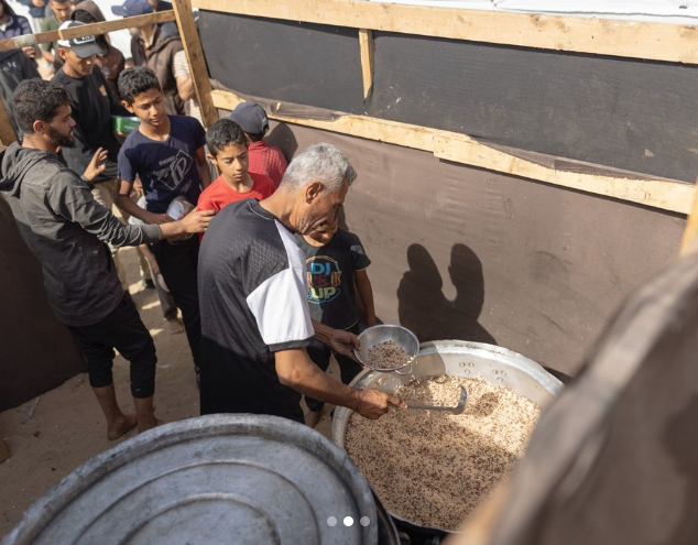 Kegiatan World Centrak Kitchen (WCK) di Gaza. Memberi makan pada warga Gaza. (Foto: Instagram @wck)