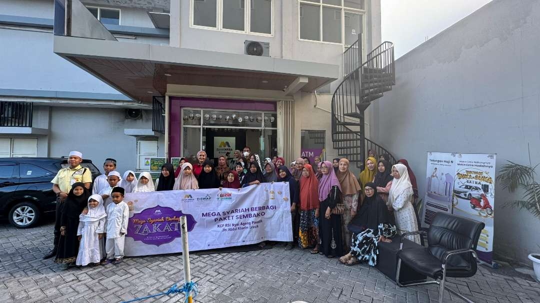 Pembagian paket bahan pangan kepada masyarakat sekitar 41 kantor Bank Mega Syariah. (Foto: Bank Mega Syariah)