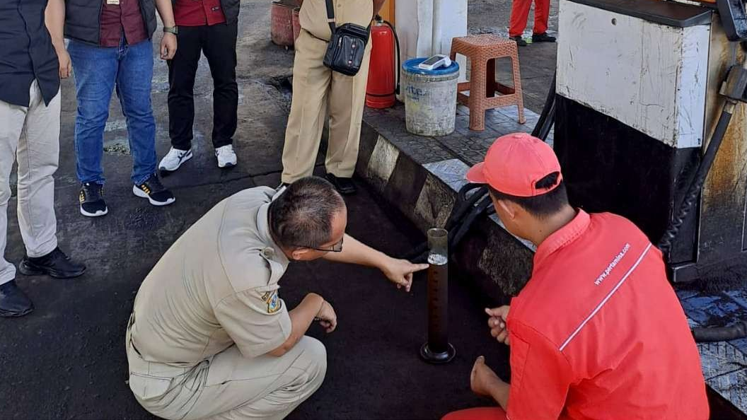 Anggota Polres bersama Diskoperindag Bondowoso mengecek takaran dan stok BBM pada semua menjelang mudik Lebaran 2024. (Foto: Guido Saphan/Ngopibareng.id)