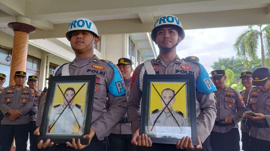 Personel Provost Polresta Banyuwangi membawa foto du anggota Polresta Banyuwangi yang dipecat dengan tidak hormat (foto: Muh Hujaini/Ngopibareng.id)