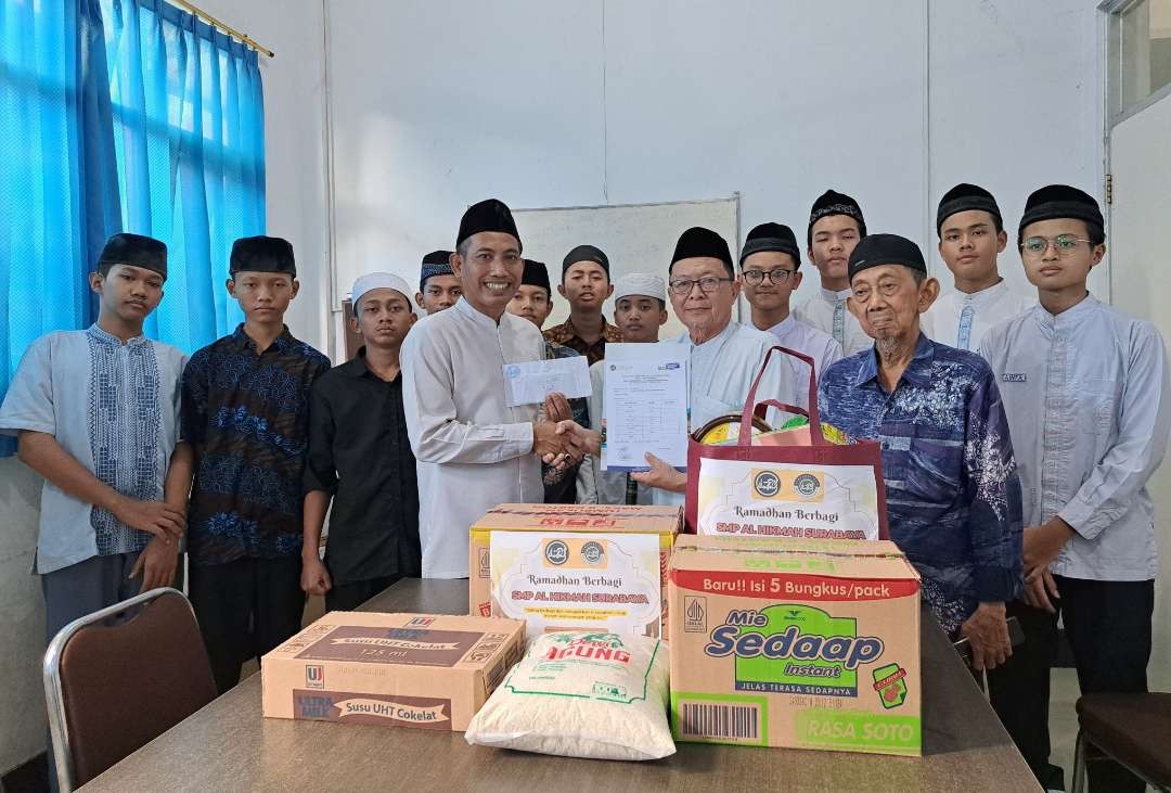 Siswa SMP Al-Hikmah Implementasikan pelajaran agama dengan berbagi pada sesama. (Foto: Pita Sari/Ngopibareng.id)