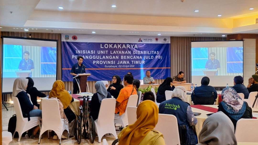 Koordinator DPIT (Disability Perspective & Interaction Training) Jawa Timur Adi Gunawan, saat berbicara di hadapan para tamu undangan dalam acara lokakarya inisiasi Unit Layanan Disabilitas Penanggulangan Bencana (ULD-PB), Selasa 2 April 2024. (Foto: Julianus Palermo/Ngopibareng.id)