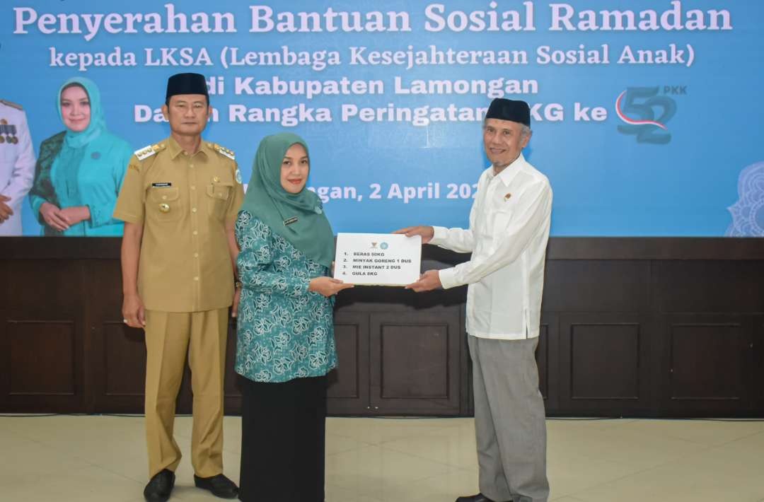 Ketua Penggerak PKK Anis Kartikawati didampingi suamiya Bupati Lamongan Yuhronur Efendi turut menyerahkan (foto: Istimewa)