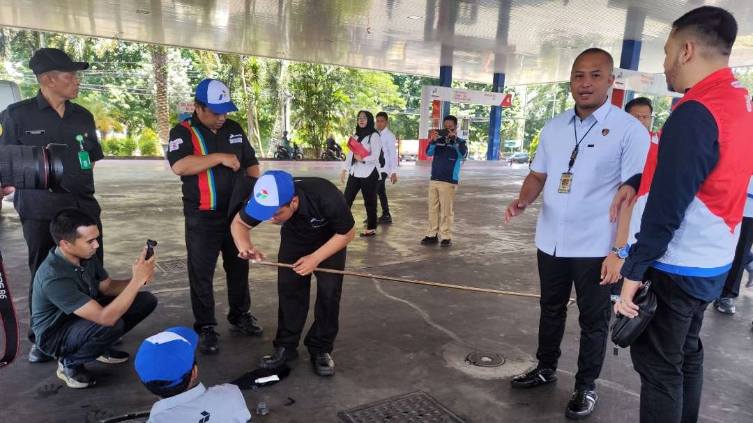 Polda Jatim dan Pertamina Patraniaga Jatimbalinus mengecek kesiapan menjelang lebaran di SPBU Ngagel, Surabaya, Selasa 2 April 2024. (Foto: Fariz Yarbo/Ngopibareng.id)