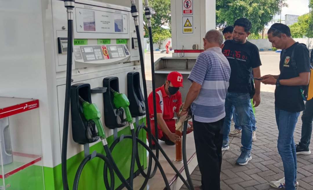 Polisi saat melakukan sidak di SPBU Jubung, Kecamatan Sukorambi, Jember, Jawa Timur. (Foto: Dokumentasi Humas Polres Jember)