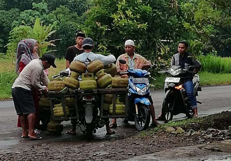 Sejumlah warga saat mengantre mendapatkan gas LPG di salah satu pangkalan di Jember (Foto: Rusdi/Ngopibareng.id)