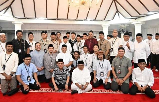 Wapres Ma'ruf Amin (tengah) berkesempatan foto bersama dengan wartawan peliput kegiatan RI 2. (Foto: Setwapres)