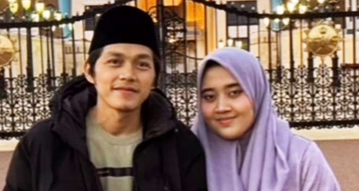 Gus Iqdam Muhammad dari Blitar bersama istrinya. (Foto:fok/ngopibareng.id)