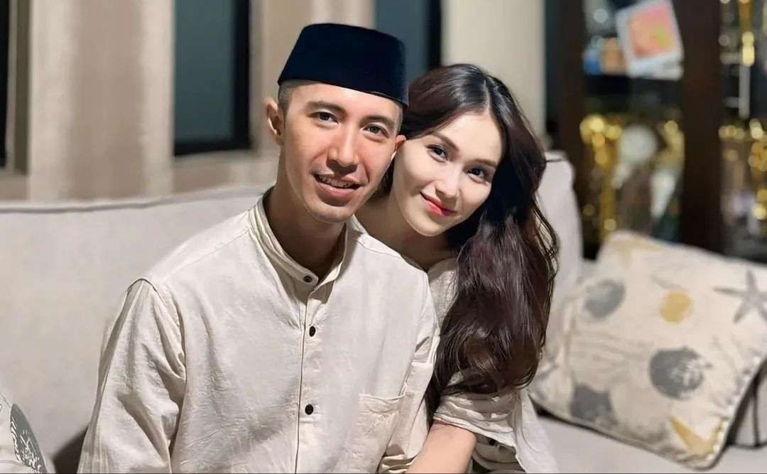 Ayu Ting Ting dan tunangannya, Lettu Muhammad Fardhana. (Foto: Instagram @ayutingting92)