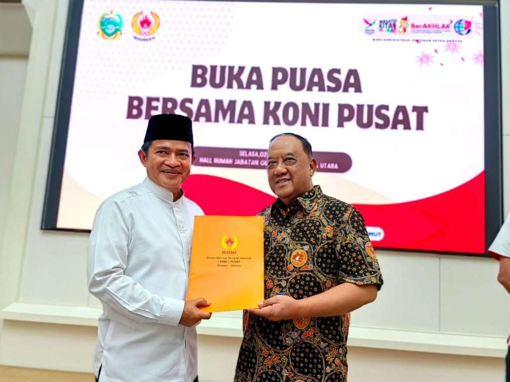 Pj. Gubernur Sumut, Mayjen TNI Purn. Dr. Hassanudin bersama Ketua Umum KONI Pusat Marciano Norman dalam acara buka bersama jelang PON XXI Aceh-Sumut. (Foto: KONI Pusat)