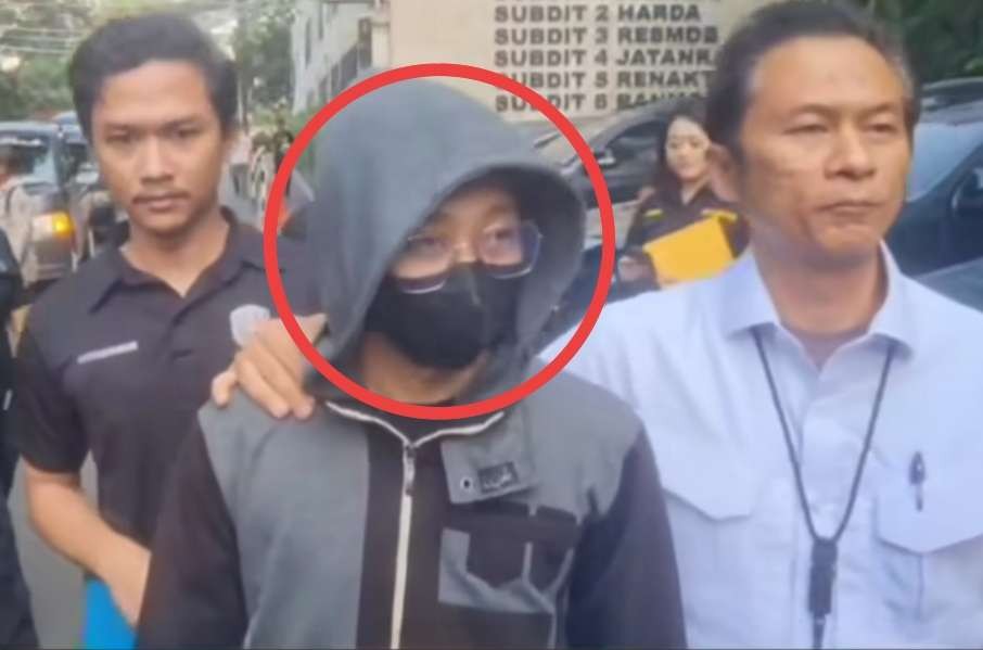 SN, pegawai honorer Suku Dinas Penanggulangan Kebakaran dan Penyelamatan (Gulkarmat) Jakarta Timur, diringkus polisi, kasus pencabulan anak kandungnya, Selasa 2 April 2024. (Foto: Tangkapan layar)