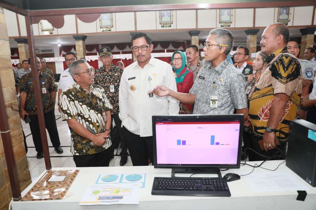 Penjabat (Pj) Gubernur Jawa Tengah, Nana Sudjana saat membuka Posko Terpadu Lebaran 2024 Pemprov Jateng di Kantor Dinas Perhubungan Provinsi Jawa Tengah, Rabu, 3 April 2024. (Foto: Pemprov Jateng)