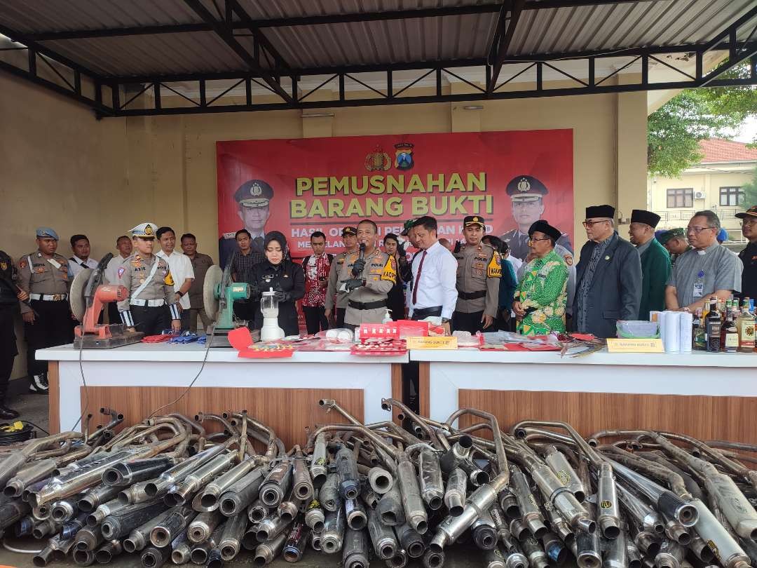 Konferensi pers pemusnah barang bukti Ops Semeru di Mapolres Mojokerto.(Foto Deni Lukmantara/Ngopibareng.id)