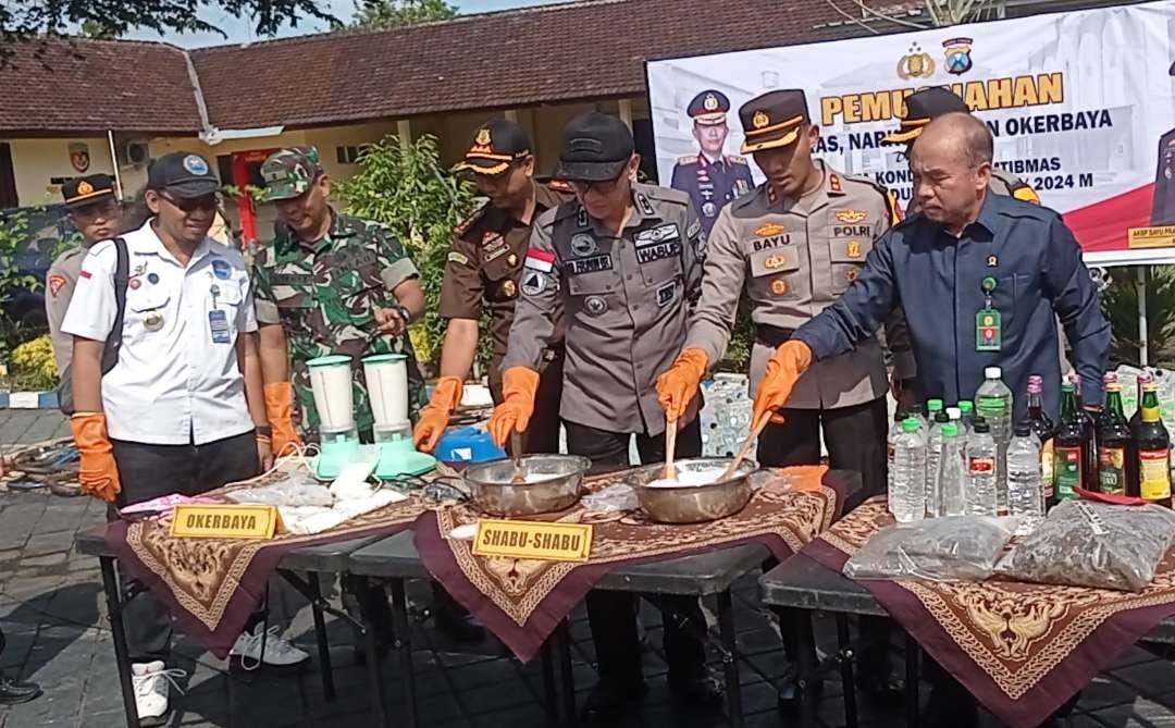 Proses pemusnahan barang bukti okerbaya dan narkotika jenis sabu. (Foto: Rusdi/Ngopibareng.id)