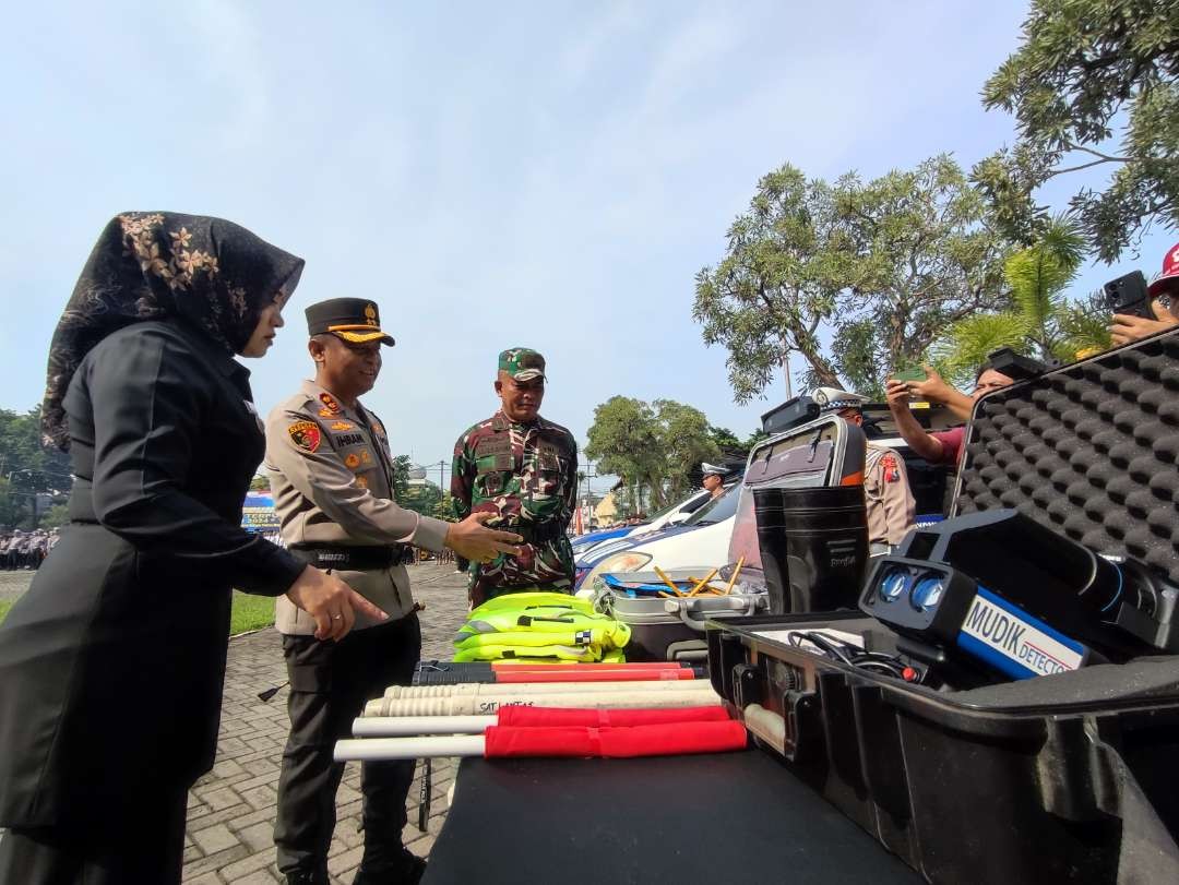 Kapolres Mojokerto didampingi Dandim 0815 dan Bupati Mojokerto cek kesiapan personel.(Foto: Deni Lukmantara/Ngopibareng)