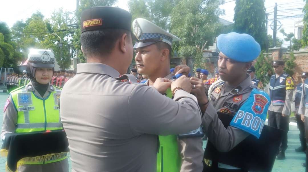 Wakapolresta Banyuwangi, AKBP Dewa Putu Eka Darmawan menyematkan pita tanda pelaksanaan Operasi Ketupat Semeru. (Foto: Istimewa)