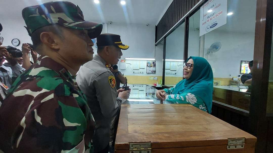 Kapolres Probolinggo Kota, AKBP Wadi Sa'bani didampingi Dandim 0820 Probolinggo, Letkol Arm Heri Budiasto saat berpatroli di sebuah toko emas. (Foto: Ikhsan Mahmudi/Ngopibareng.id)