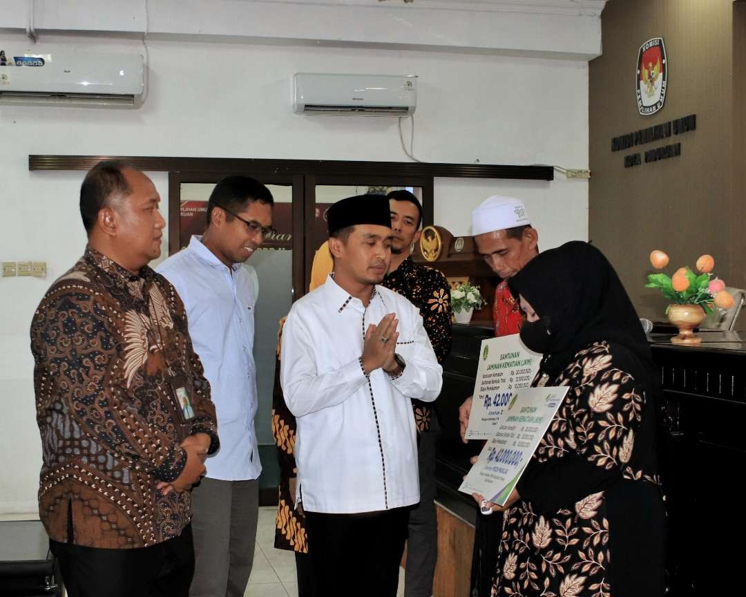 Wakil Walikota Pasuruan Mas Adi menyerahkan santunan kepada keluarga almarhum petugas ketertiban TPS Pemilu 2024 di Aula Kantor KPU Kota Pasuruan, Selasa 02 April 2024. (Foto: Pemkot Pasuruan)